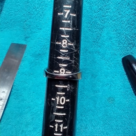 Silvertone green stone large ring decorative band - Picture 2 of 5